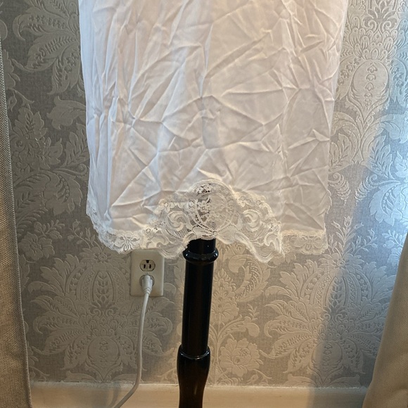 White gourmet with the lace at the bottom 100% Nylon Made in Canada - Picture 3 of 6